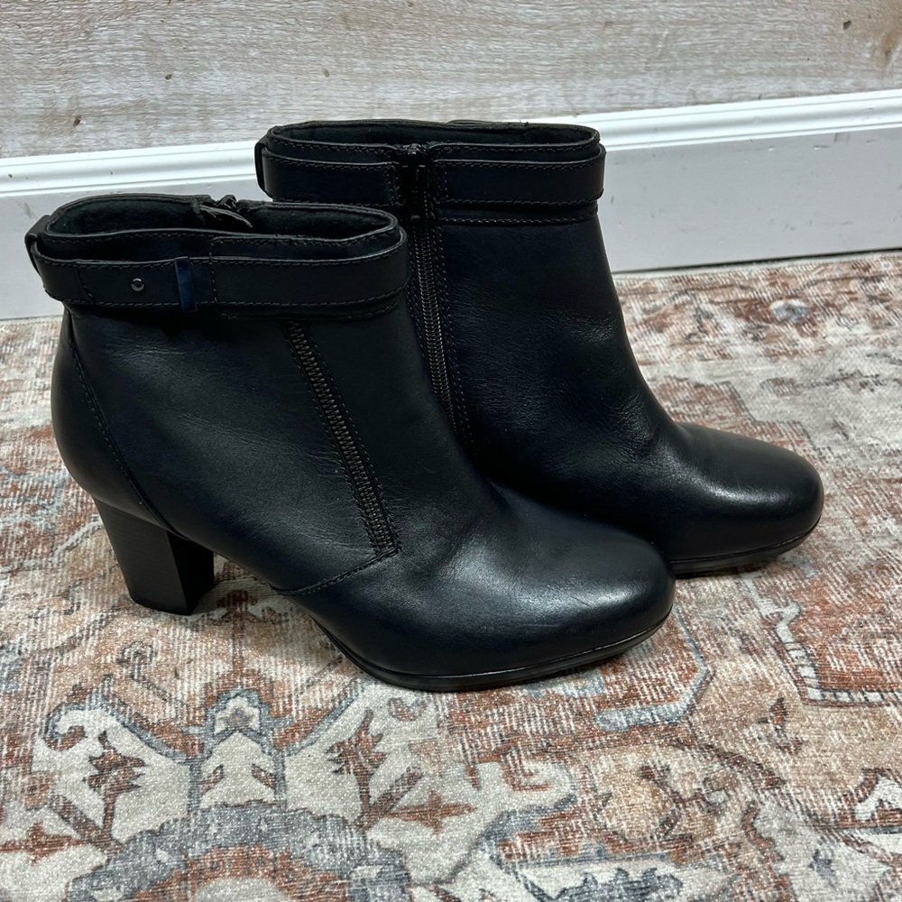 Clarks Kalea Gilliian Booties Womens 10M Black Leather Block Heel Side Zip Boots